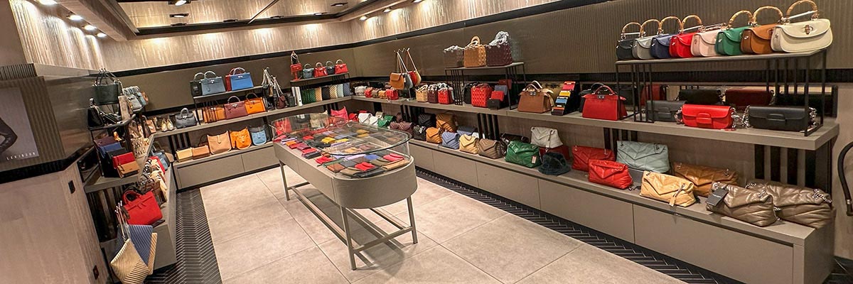 Luxury leather products for women at Mahal Hasan in Istanbul, featuring elegant genuine leather jackets, long leather coats, stylish trousers, leather skirts, and premium handbags.